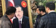 Ak Gençlik Erdoğan Sevdalısı Ressamı Ziyaret Etti